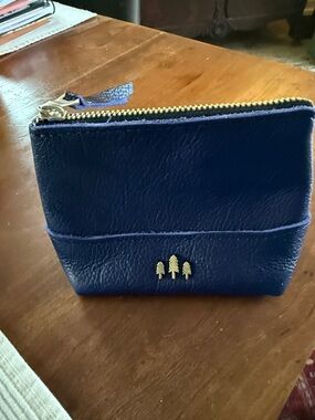 Cobalt blue Portland Leather accessory. Triangular shape and zipper closure.